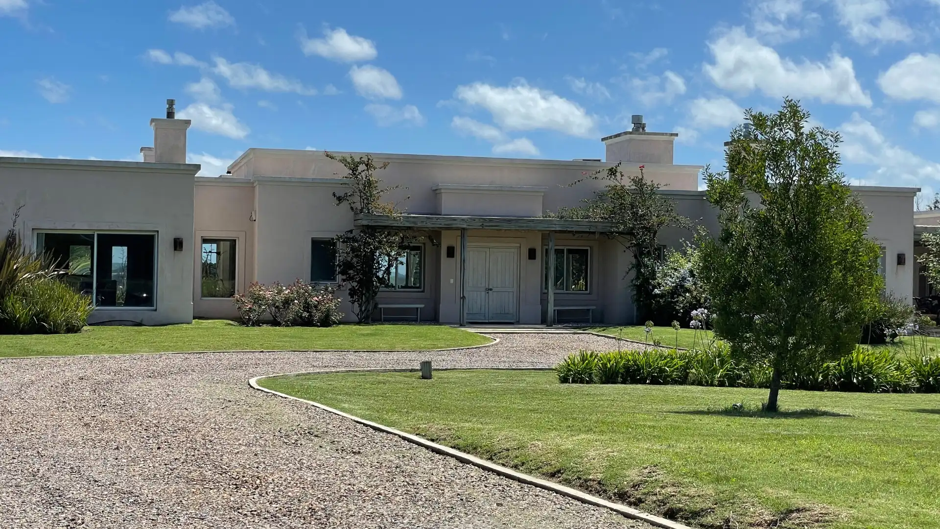 Imagen de Vista de una casa en Uruguay para ilustrar el proceso de compra-venta de propiedades