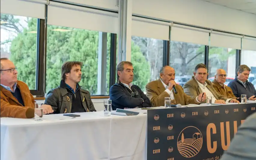 Imagen de Rodolfo Victorica y otros en entrevista sobre profesionalización de los negocios rurales en Uruguay