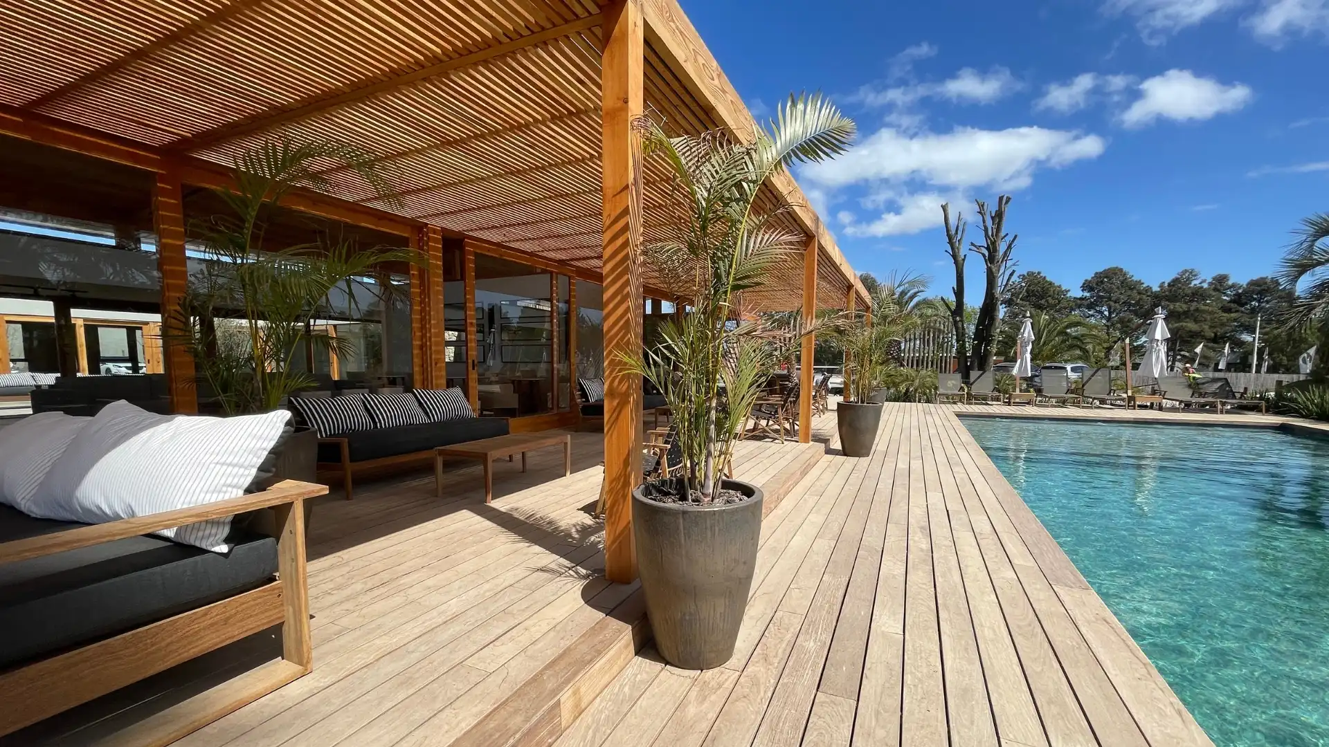 Piscina y terraza en Canelones, Uruguay para representar la Cámara Inmobiliaria CICan